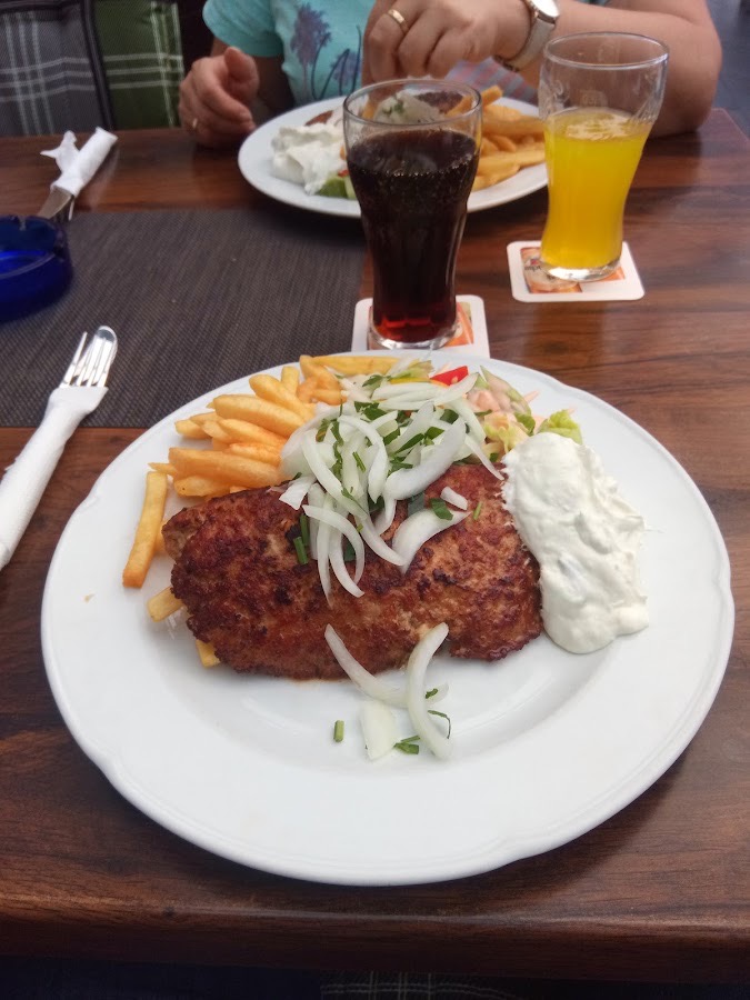Bifteki mit Pommes und Tzatziki