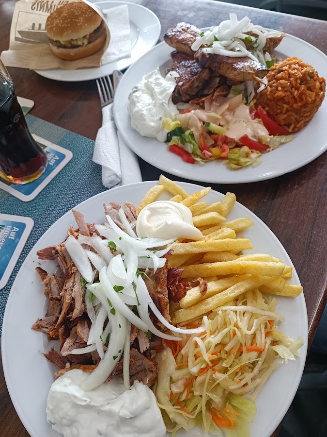 Gyros Teller mit Pommes, Zwiebeln und Tzatziki