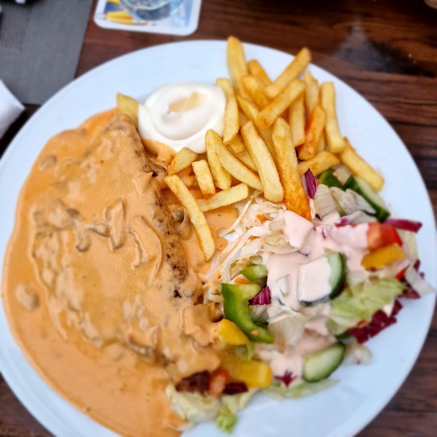 Schnitzel mit Metaxasauce, Pommes und Salat