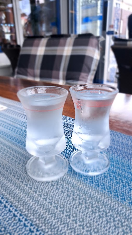 Zwei Gläser Ouzo auf dem Tisch
