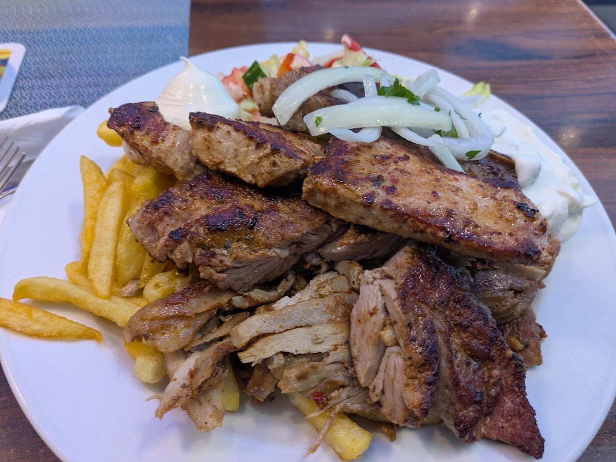 Souflaki-Spieße mit Pommes