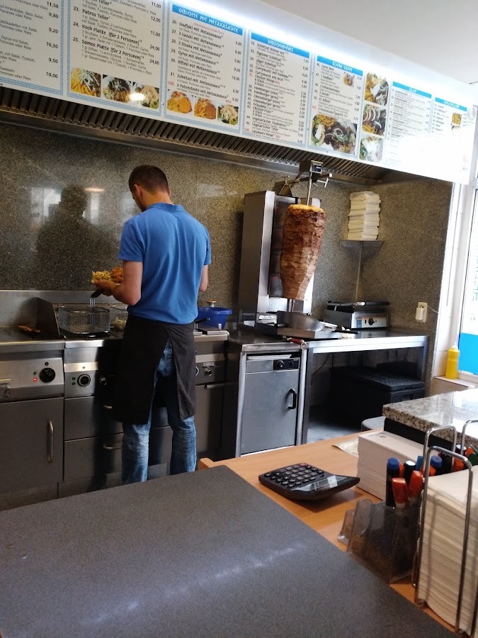 Gyros am Spieß in der offenen Küche des Samos Grill